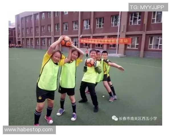 女生与足球明星连线互动视频展现青春活力与梦想追逐