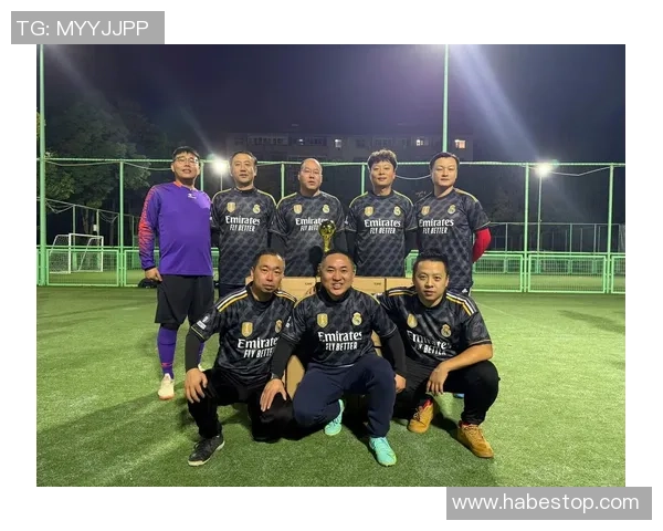 足球明星合影精彩瞬间集锦展现球场风采与友谊的完美结合